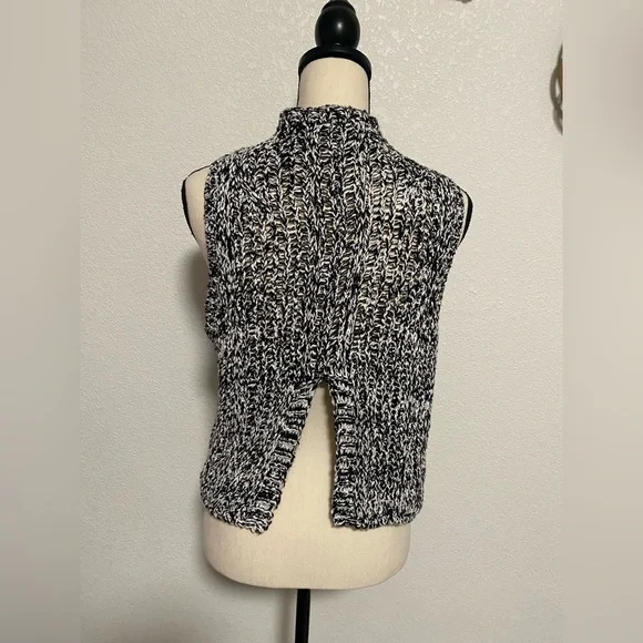 Hollister Black White Knit Vest Sleevess - Picture 3 of 6